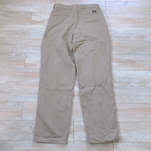 Men’s dockers khakis - Picture 3 of 3